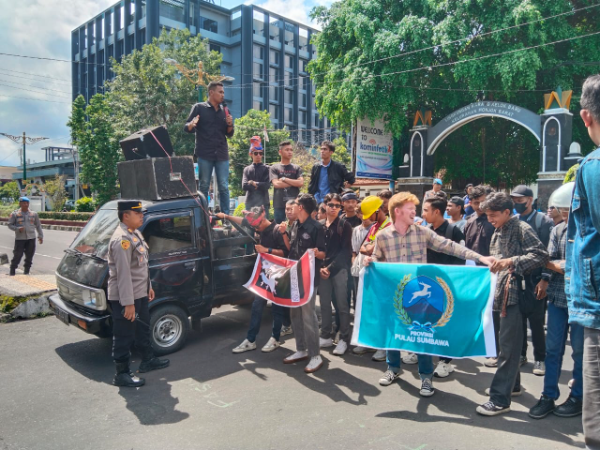 Fhoto : Aksi Demo Di Depan DPRD 