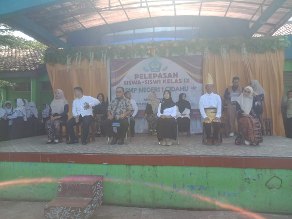 Fhoto : Istimewa Arsip GTB
Pelepasan Siswa-siswi  Kelas IX SMP Negeri  1 Cidahu