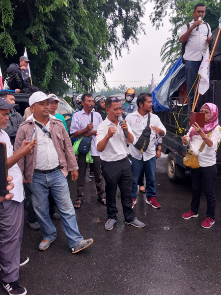 Foto: Massa AMPK lakukan unjukrasa ke Kantor DPRD Deliserdang dan meminta Kejari Delisedang memeriksa uang perjalanan dinas pimpinan dewan, Kamis (4/9/25).