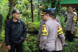 https://mail.gardatipikornews.com/kapolres-sampang-dampingi-pangdam-v-brawijaya-bantu-korban-banjir-di-kawasan-sampang-kota