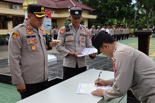 https://mail.gardatipikornews.com/wakil-bupati-dan-ketua-dprd-kabupaten-sukabumi-mengahadiri-pelantikan-panitia-pemungutan-suara-se-kabupaten-sukabumi