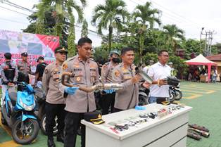 https://mail.gardatipikornews.com/kades-h-subarta-bersama-warga-dan-jajaran-staf-desa-bersihkan-aliran-sungai-yang-tersumbat-karena-lumpur-dan-rumput-liar-2