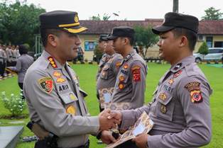 https://mail.gardatipikornews.com/pengadaan-mobil-dinas-di-lingkup-pemkot-cilegon-diduga-kangkangi-aturan-ppwi-jabar-banten-ambil-sikap