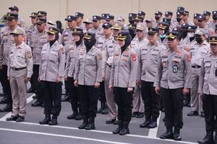 https://mail.gardatipikornews.com/polsek-sukaraja-polres-kota-sukabumi-bhabinkabtimas-desa-sukaraja-dengan-spontanitas-membantu-warga-dalam-pembangunan-rumah