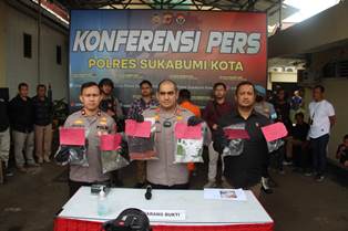 https://mail.gardatipikornews.com/bripka-agus-salim-menerima-penghargaan-sebagai-bktm-peduli-sosial