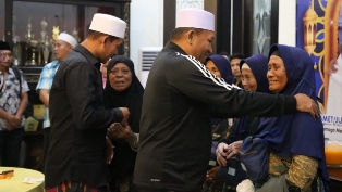 https://mail.gardatipikornews.com/isak-tangis-keluarga-dan-para-sahabat-saat-mobil-ambulan-persaudaraan-aceh-seranto-tiba-dirumah-duka