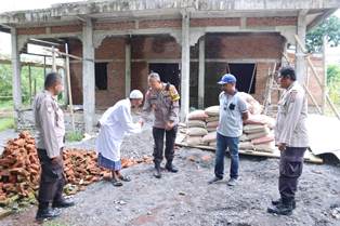 https://mail.gardatipikornews.com/babinsa-desa-cicareuh-cek-pohon-jati-yang-tumbang-dan-menimpa-sdn-pasirlangkap