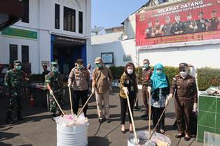 https://mail.gardatipikornews.com/ketua-knpi-mimika-dampingi-ketua-mpi-mimika-berikan-bantuan-alat-tulis-di-kampung-aikawapuka