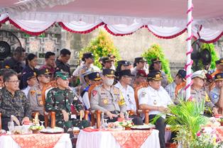 https://mail.gardatipikornews.com/polda-jabar-siap-fasilitasi-dan-layani-pemudik-natal-2024-dan-tahun-baru-2025