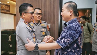 https://mail.gardatipikornews.com/kapolda-sumsel-bersama-pangdam-ii-sriwijaya-dan-pj-gubernur-sumsel-danrem-044-gapo-opd-pemprop-sumsel-menjemput-menteri-koordinator-pangan-beserta-rombongan-di-vvip-bandara-smb-ii-palembang