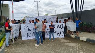 https://mail.gardatipikornews.com/diduga-curi-start-pembangunan-jalan-lingkungan-desa-pabuaran-antara-inisiatif-dan-pelanggaran-aturan-jadi-sorotan-publik