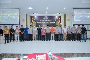 https://mail.gardatipikornews.com/polsek-setu-bagikan-takjil-dan-sembako-momen-jumat-barokah-untuk-mempererat-hubungan-antara-masyarakat-dengan-polri