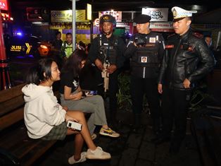https://mail.gardatipikornews.com/peduli-nelayan-dit-polairud-polda-ntb-bagikan-takjil-di-perairan-sape