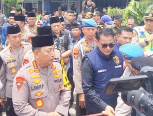 https://mail.gardatipikornews.com/jelang-hari-raya-idul-fitri-1446-h-camat-semendawai-barat-lindawati-skm-m-kes-mm-bagikan-paket-kue-lebaran-baju-hingga-thr-untuk-anak-yatim-piatu
