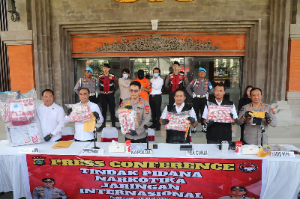 https://mail.gardatipikornews.com/penolakan-tambang-nikel-di-raja-ampat-suara-rakyat-melawan-kerusakan-lingkungan