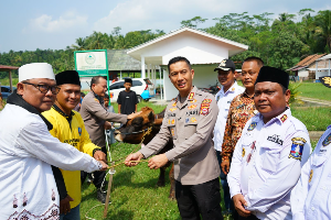 https://mail.gardatipikornews.com/memperingati-hari-idul-adha-1446-h-pt-indrabakti-mustika-giat-melakukan-penyerahan-hewan-qurban-di-desa-lingkar-tambang