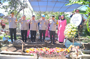 https://mail.gardatipikornews.com/kapolda-jawa-barat-melayat-ke-rumah-duka-aipda-anumerta-cecep