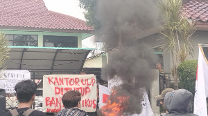 https://mail.gardatipikornews.com/didampingi-asri-ludin-tambunan-wapres-gibran-janjikan-laptop-usai-tinjau-sekolah-rakyat-di-deli-serdang